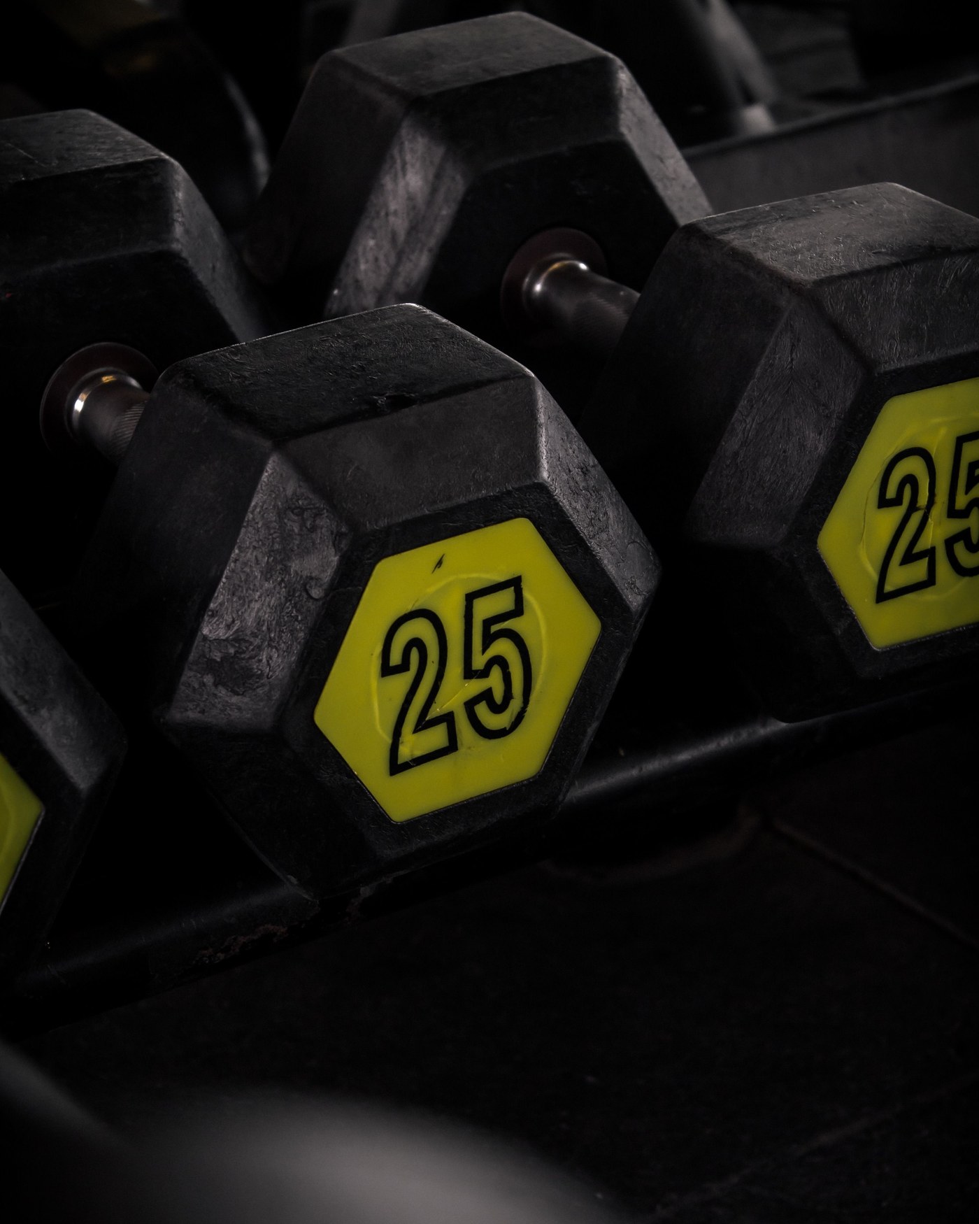 Mancuernas hexagonales apoyadas en el rack